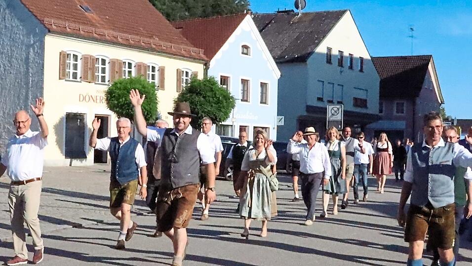 B&uuml;rgermeister Walter Franz (3. v. l.) winkt beim Volksfestauszug fr&ouml;hlich in die Menge. Links und rechts neben ihm marschieren die beiden stellvertretenden B&uuml;rgermeister, dahinter der Stadtrat und weitere Ehreng&auml;ste.