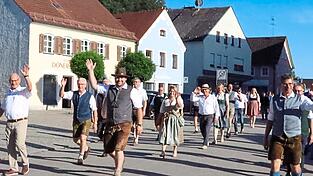 Bürgermeister Walter Franz (3. v. l.) winkt beim Volksfestauszug fröhlich in die Menge. Links und rechts neben ihm marschieren die beiden stellvertretenden Bürgermeister, dahinter der Stadtrat und weitere Ehrengäste. Bürgermeister Walter Franz (3. v. l.) winkt beim Volksfestauszug fröhlich in die Menge. Links und rechts neben ihm marschieren die beiden stellvertretenden Bürgermeister, dahinter der Stadtrat und weitere Ehrengäste.