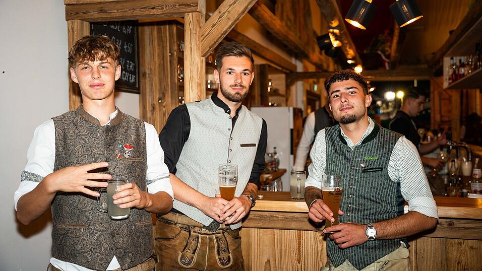 Die Partybilder vom Montag, 17. August, aus dem Festzelt Greindl. Die Partybilder vom Montag, 17. August, aus dem Festzelt Greindl.