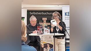 Viele Methoden der Kriegsführung wurden beleuchtet. Viele Methoden der Kriegsführung wurden beleuchtet.