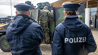Bei einer Bundeswehrübung kam es vor einem Jahr versehentlich zu einem Schusswechsel zwischen Polizei und Bundeswehr. (Archivbild) Bei einer Bundeswehrübung kam es vor einem Jahr versehentlich zu einem Schusswechsel zwischen Polizei und Bundeswehr. (Archivbild)