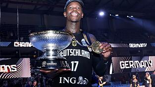 Dennis Schröder mit Pokal und Goldmedaille.