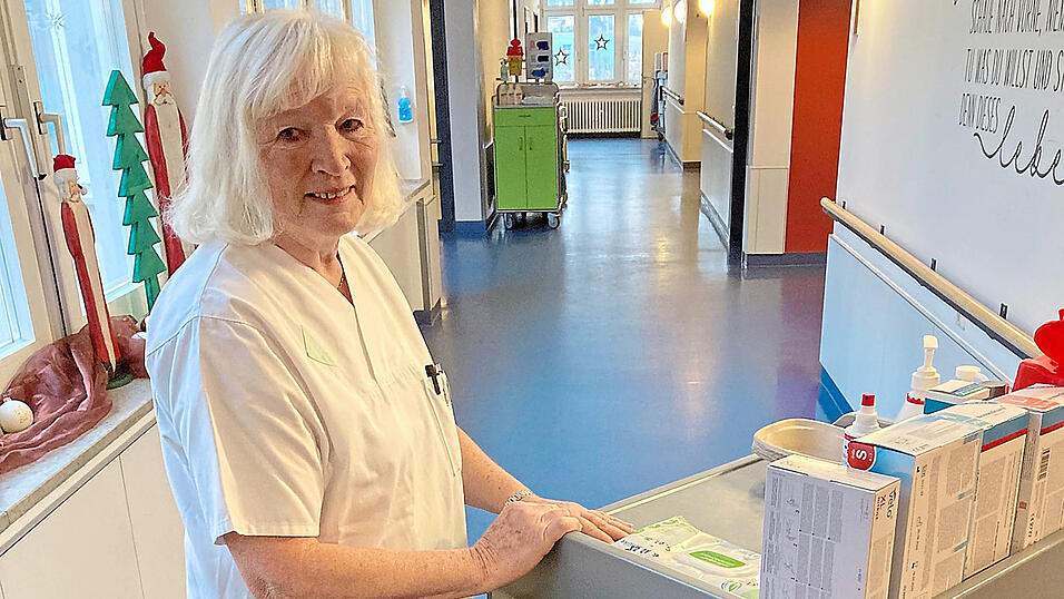 So hat man sie im Bogener Krankenhaus gekannt: Hildegard Hieninger, wie sie mit einem Wagen von Zimmer zu Zimmer f&auml;hrt, um ihre Patienten zu versorgen.
