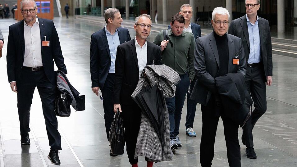 Vertreter der Mineral&ouml;lkonzerne nahmen an der Sitzung teil.