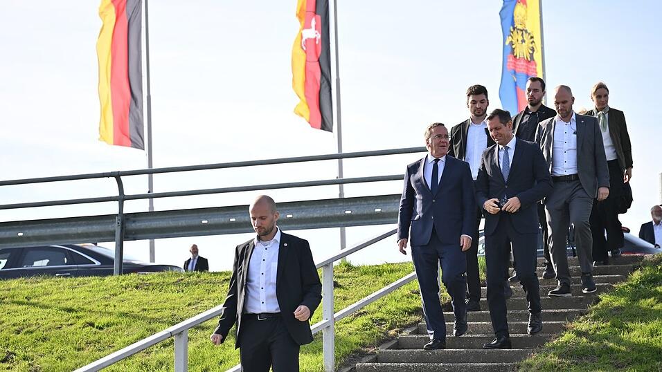 Niedersachsens Regierungschef Lies (rechts von Pistorius) unterst&uuml;tzt das Marineprojekt.