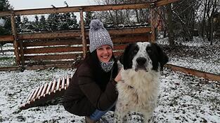 Lena Meier von How I get my pet e.V. mit Hündin Frieda. Aktuell wird für Frieda dringend ein neues Zuhause gesucht. Lena Meier von How I get my pet e.V. mit Hündin Frieda. Aktuell wird für Frieda dringend ein neues Zuhause gesucht.