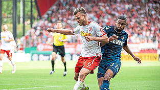 Für Stabilität in der Defensive - hier im Zweikampf mit Kölns Linton Main (r.) - steht Jahn-Rechtsverteidiger Benedikt Saller, der am Samstag sein 150. Zweitlig-Spiel bestreitet.