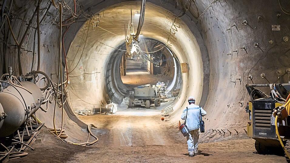 Der Schacht Konrad ist das erste nach Atomrecht genehmigte Endlager für schwach- und mittelradioaktive Abfälle in Deutschland. Schacht Konrad wird unter Leitung der Bundesgesellschaft für Endlagerung (BGE) umgebaut. Der Schacht Konrad ist das erste nach Atomrecht genehmigte Endlager für schwach- und mittelradioaktive Abfälle in Deutschland. Schacht Konrad wird unter Leitung der Bundesgesellschaft für Endlagerung (BGE) umgebaut.