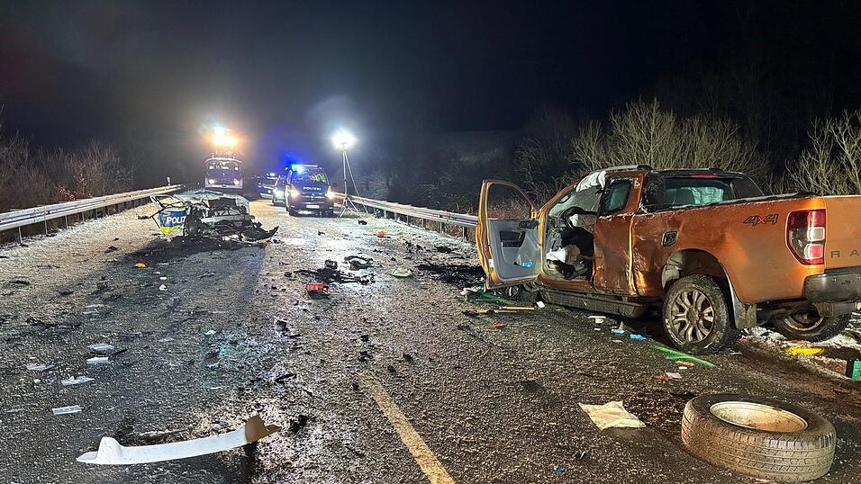 Mehrere Trümmer lagen auf der Bundesstraße. Mehrere Trümmer lagen auf der Bundesstraße.