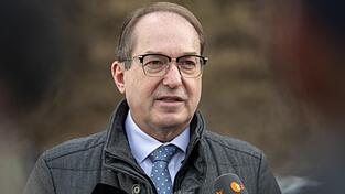 'Wer hierherkommt, soll arbeiten k&ouml;nnen - und zwar schnell', sagt Innenminister Alexander Dobrindt.