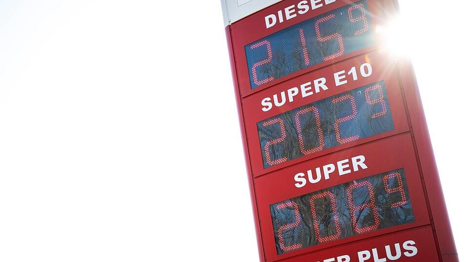 In Deutschland sind die Spritpreise zuletzt langsamer gestiegen als in seinen Nachbarl&auml;ndern.