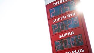 In Deutschland sind die Spritpreise zuletzt langsamer gestiegen als in seinen Nachbarl&auml;ndern.