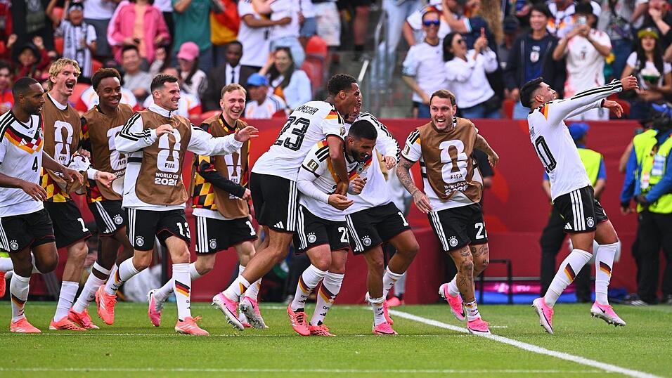 Kollektiver Jubelrausch: Mitspieler und auch die Reservisten stürmen zu Deniz Undav nach dem Siegtor in der Nachspielzeit. Kollektiver Jubelrausch: Mitspieler und auch die Reservisten stürmen zu Deniz Undav nach dem Siegtor in der Nachspielzeit.