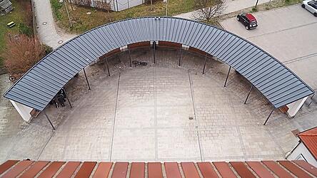 So hat sich der Vorplatz der Vilsbiburger Stadtpfarrkirche im M&auml;rz dargeboten. Inzwischen kam es dort laut Kirchenpfleger Tobias Gmeineder erneut zu einem Vorfall. &bdquo;Vor wenigen Tagen ist ein Jugendlicher mit dem Fahrrad absichtlich gegen eine der S&auml;ulen gefahren.&ldquo;
