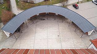 So hat sich der Vorplatz der Vilsbiburger Stadtpfarrkirche im März dargeboten. Inzwischen kam es dort laut Kirchenpfleger Tobias Gmeineder erneut zu einem Vorfall. „Vor wenigen Tagen ist ein Jugendlicher mit dem Fahrrad absichtlich gegen eine der Säulen gefahren.“ So hat sich der Vorplatz der Vilsbiburger Stadtpfarrkirche im März dargeboten. Inzwischen kam es dort laut Kirchenpfleger Tobias Gmeineder erneut zu einem Vorfall. „Vor wenigen Tagen ist ein Jugendlicher mit dem Fahrrad absichtlich gegen eine der Säulen gefahren.“