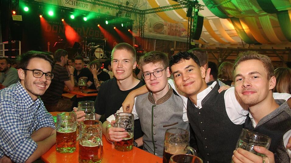 Auch am Samstagabend strömten viele Landshuter zur Dult. Auch am Samstagabend strömten viele Landshuter zur Dult.