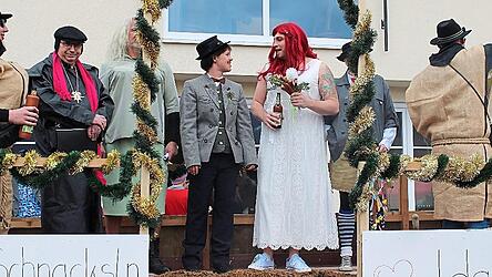 Die Trauung ist vollzogen: das Brautpaar (Susanne Seidel und Daniel Niefanger) mit 'Pfarrer' und Ministranten.