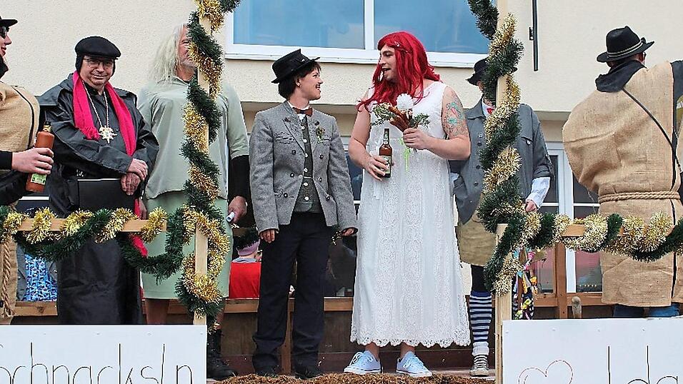 Die Trauung ist vollzogen: das Brautpaar (Susanne Seidel und Daniel Niefanger) mit 'Pfarrer' und Ministranten.