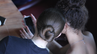 Mal wieder macht ein gefährlicher Trend von TikTok die Runde: Die Blackout-Challenge verleitet die User dazu, sich selbst oder gegenseitig bis zur Ohnmacht zu würgen. (Symbolbild) Mal wieder macht ein gefährlicher Trend von TikTok die Runde: Die Blackout-Challenge verleitet die User dazu, sich selbst oder gegenseitig bis zur Ohnmacht zu würgen. (Symbolbild)