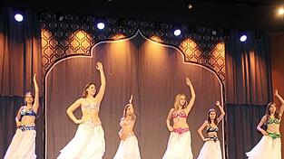 Auch eine Teenager-Gruppe trat mit orientalischem Tanz auf der Bühne auf. Auch eine Teenager-Gruppe trat mit orientalischem Tanz auf der Bühne auf.