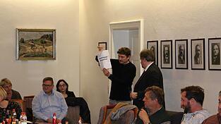 Zweimal entschied das Los: Die Ausschussgemeinschaft von Unabhängiger Bürgerliste sowie Wolfgang Vogel und Johann Sauerer übernimmt in den Ausschüssen und der Gemeinschaftsversammlung Sitze von der CSU.