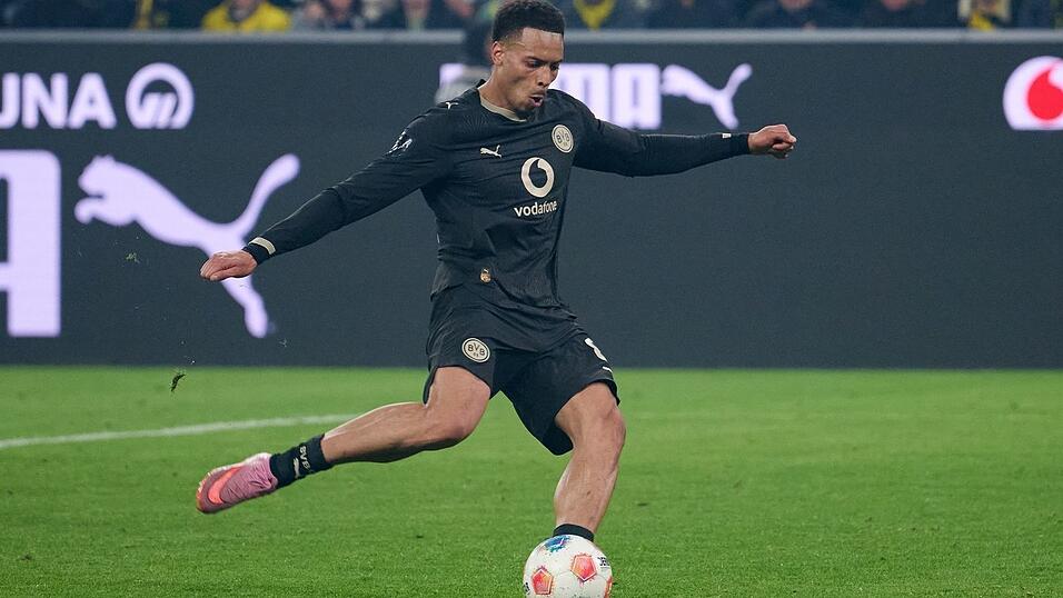 Nmecha schie&szlig;t einen Foulelfmeter neben das Tor.