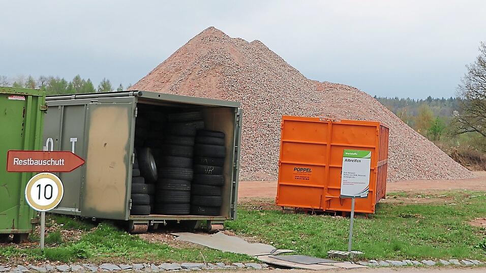 Hinter dem Berg geht&rsquo;s weiter: Bauschutt enth&auml;lt immer &ouml;fter problematisches Material wie Gips und Asbest. Damit B&uuml;rger ihn im Kreis Kelheim weiterhin entsorgen k&ouml;nnen, soll die Deponie Haunsbach auf Deponieklasse 1 hochgestuft werden.
