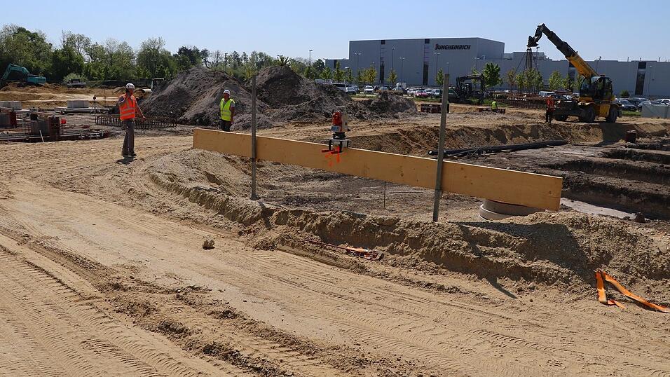 Die ersten Bauarbeiten zur Erweiterung des Jungheinrich-Standorts in Degernpoint sind bereits in vollem Gange, die Inbetriebnahme der neuen Gebäude ist weiterhin für Ende des Jahres 2026 vorgesehen. Die ersten Bauarbeiten zur Erweiterung des Jungheinrich-Standorts in Degernpoint sind bereits in vollem Gange, die Inbetriebnahme der neuen Gebäude ist weiterhin für Ende des Jahres 2026 vorgesehen.