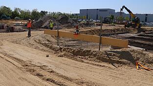 Die ersten Bauarbeiten zur Erweiterung des Jungheinrich-Standorts in Degernpoint sind bereits in vollem Gange, die Inbetriebnahme der neuen Gebäude ist weiterhin für Ende des Jahres 2026 vorgesehen. Die ersten Bauarbeiten zur Erweiterung des Jungheinrich-Standorts in Degernpoint sind bereits in vollem Gange, die Inbetriebnahme der neuen Gebäude ist weiterhin für Ende des Jahres 2026 vorgesehen.