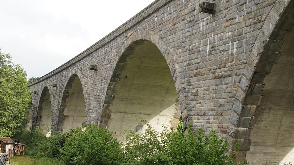In die Jahre gekommen: die Riedbachbrücke, Baujahr 1955, von unten. In die Jahre gekommen: die Riedbachbrücke, Baujahr 1955, von unten.