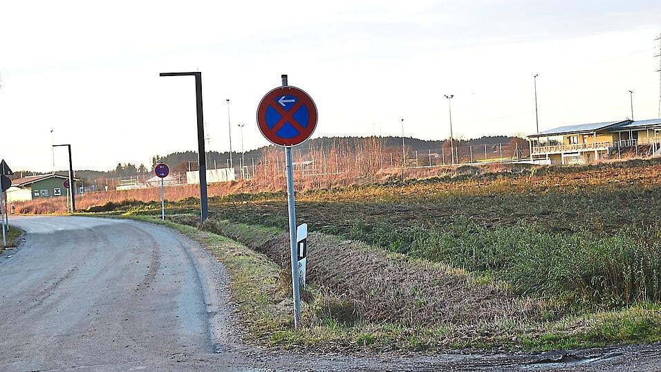 Hier zwischen der Straße in Rampoldsdorf und dem neuen Sportgelände könnte die geplante Trainingshalle ihren Platz finden. Hier zwischen der Straße in Rampoldsdorf und dem neuen Sportgelände könnte die geplante Trainingshalle ihren Platz finden.