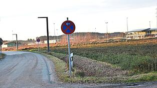Hier zwischen der Straße in Rampoldsdorf und dem neuen Sportgelände könnte die geplante Trainingshalle ihren Platz finden.