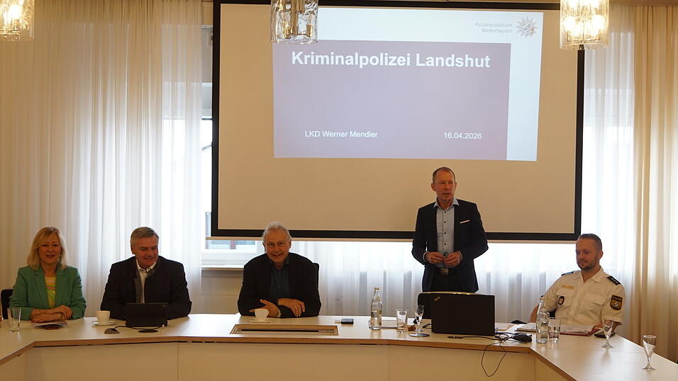 Das Sicherheitsgespr&auml;ch im s&uuml;dlichen Landkreis ist im Adlkofener Rathaus abgehalten worden. Das Bild zeigt B&uuml;rgermeisterin Rosa-Maria Maurer, Landrat Peter Dreier, den Vorsitzenden der Verwaltungsgemeinschaft Gerzen, Konrad Hartshauser, der bis zu seinem Eintritt in den Ruhestand stellvertretender Leiter der Landshuter Kriminalpolizei war, den Leiter der Kriminalpolizei Landshut, Werner Mendler, und den Leiter der Polizeiinspektion Vilsbiburg, Michael Burghard.