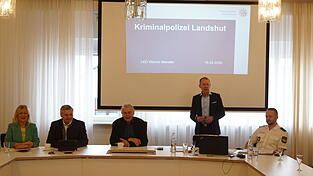 Das Sicherheitsgespr&auml;ch im s&uuml;dlichen Landkreis ist im Adlkofener Rathaus abgehalten worden. Das Bild zeigt B&uuml;rgermeisterin Rosa-Maria Maurer, Landrat Peter Dreier, den Vorsitzenden der Verwaltungsgemeinschaft Gerzen, Konrad Hartshauser, der bis zu seinem Eintritt in den Ruhestand stellvertretender Leiter der Landshuter Kriminalpolizei war, den Leiter der Kriminalpolizei Landshut, Werner Mendler, und den Leiter der Polizeiinspektion Vilsbiburg, Michael Burghard.