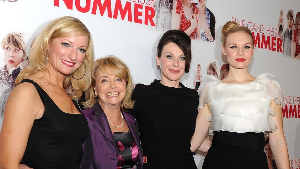 Monika Gruber, Gisela Schneeberger, Bettina Mittendorfer und Rosalie Thomass am 25. Oktober 2011 bei der Premiere des Kinofilms 'Eine ganz heiße Nummer' im Mathäser Filmpalast in München. Monika Gruber spielt in dieser Komödie die Gerti Oberbauer. Monika Gruber, Gisela Schneeberger, Bettina Mittendorfer und Rosalie Thomass am 25. Oktober 2011 bei der Premiere des Kinofilms 'Eine ganz heiße Nummer' im Mathäser Filmpalast in München. Monika Gruber spielt in dieser Komödie die Gerti Oberbauer.