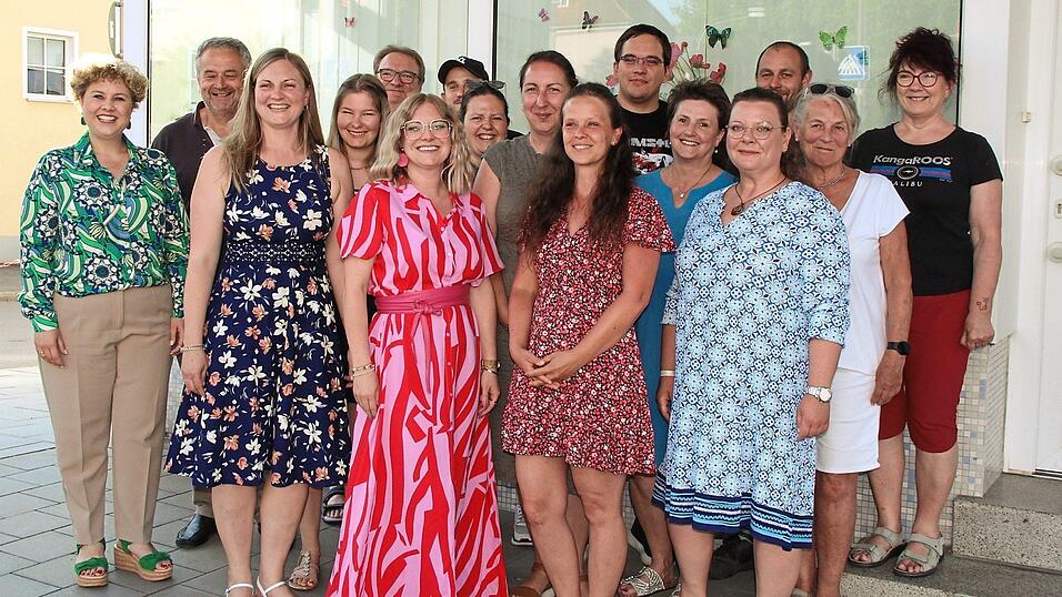 Die Gründungsmitglieder der neuen TB-Abteilung „Musical und Showtanz“ mit Vorsitzender Amelie Huber (vordere Reihe, Zweite von links), mit auf dem Bild Bürgermeisterin Alexandra Riedl (links) und TB-Gesamtvorsitzender Dr. Reinhold Schoierer (links hinten).