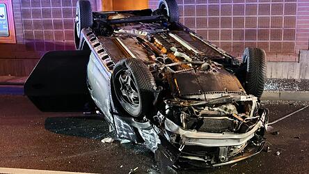 Aus bisher ungekl&auml;rter Ursache fuhr das Auto gegen einen Bordstein und prallte dann gegen die Tunnelwand.