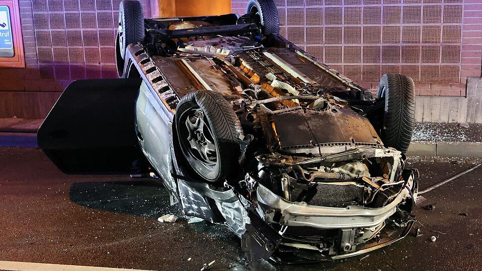 Aus bisher ungekl&auml;rter Ursache fuhr das Auto gegen einen Bordstein und prallte dann gegen die Tunnelwand.