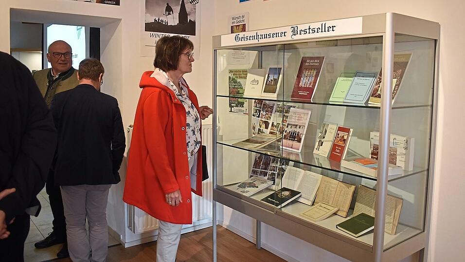 Die neue Sonderausstellung besch&auml;ftigt sich mit den vergangenen zehn Jahren im Geisenhausener Museum.