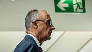 Der Kanzler steht schon seit Wochen unter Druck - und die Wahlergebnisse in Berlin und Mecklenburg-Vorpommern machen die Lage nicht einfacher. Der Kanzler steht schon seit Wochen unter Druck - und die Wahlergebnisse in Berlin und Mecklenburg-Vorpommern machen die Lage nicht einfacher.