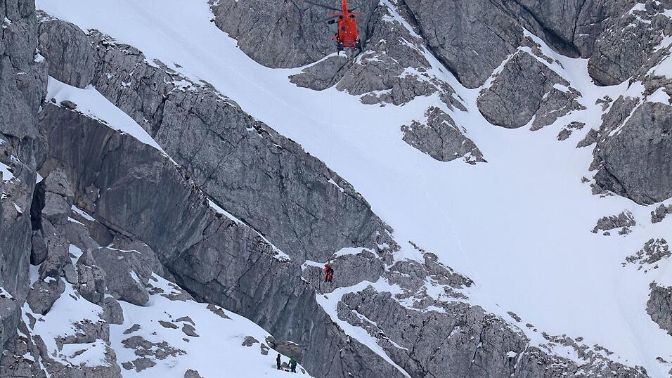 Rettungskräfte holen per Hubschrauber zwei Bergsteiger aus den Berchtesgadener Alpen.