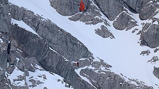 Rettungskräfte holen per Hubschrauber zwei Bergsteiger aus den Berchtesgadener Alpen.