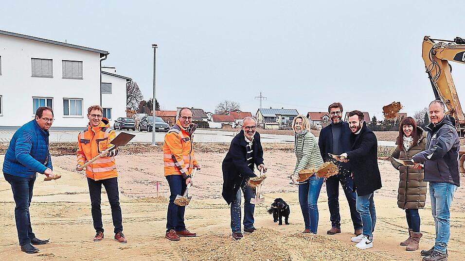 Freuen sich über den Spatenstich für das Gesundheitszentrum im Herrenäcker: Gerhard Haas (v.l.), Geschäftsleiter Christoph Hofmeister, Bürgermeister Martin Hiergeist, Hermann Pellkofer jun. mit seiner Frau Birgit, die beiden Architekten Walter und Michael Pfleger sowie Katharina Binder-Kamke und Peter Gögl vom Bauunternehmen.  Foto: Sabrina Melis