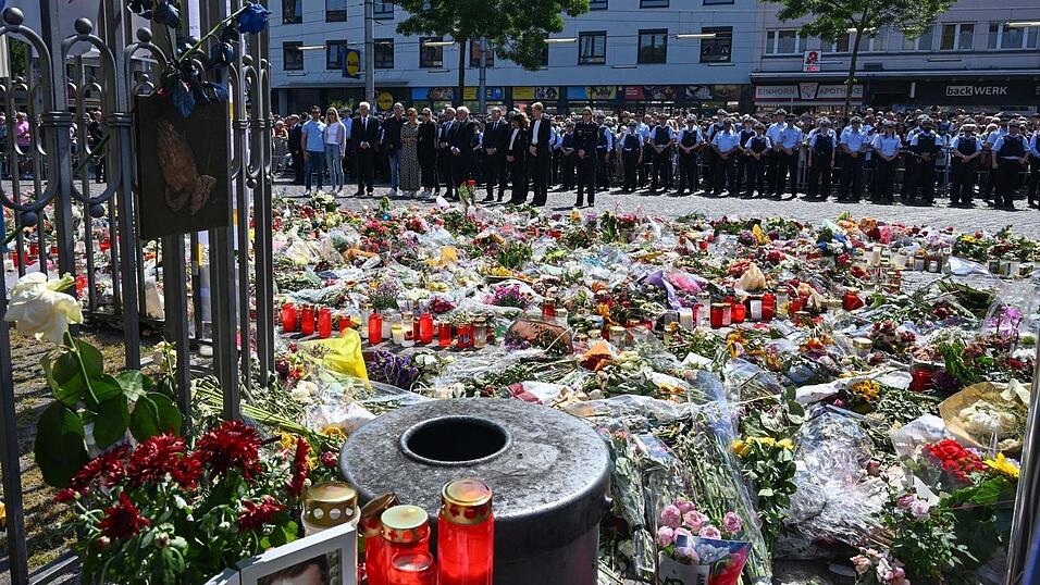 Nach dem tödlichen Messerangriff im Mai 2024 gedachten viele Menschen des Opfers. (Archivbild) Nach dem tödlichen Messerangriff im Mai 2024 gedachten viele Menschen des Opfers. (Archivbild)