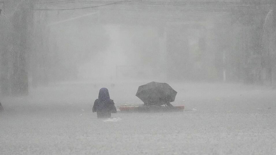 Die Menschen mussten durch brusttiefes Wasser waten.