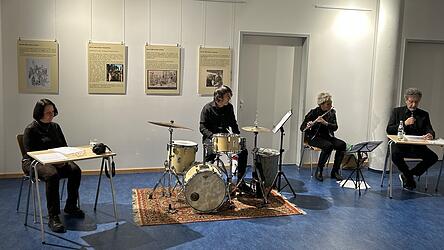 Mit Musik und Worten wurde das Schicksal von Kolonialsoldaten nachvollzogen im Rahmen einer Ausstellung in der Aula der Volkshochschule.