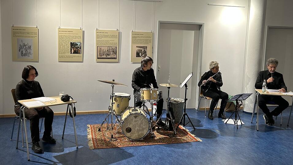 Mit Musik und Worten wurde das Schicksal von Kolonialsoldaten nachvollzogen im Rahmen einer Ausstellung in der Aula der Volkshochschule.