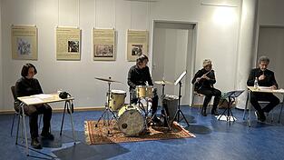 Mit Musik und Worten wurde das Schicksal von Kolonialsoldaten nachvollzogen im Rahmen einer Ausstellung in der Aula der Volkshochschule. Mit Musik und Worten wurde das Schicksal von Kolonialsoldaten nachvollzogen im Rahmen einer Ausstellung in der Aula der Volkshochschule.