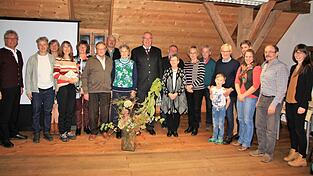 Die ausgezeichneten Hobbygärtner und ihre Familien (es fehlen Cornelia und Stefan Schnurer) zusammen mit Konrad Weinzierl, Kreisfachberaterin Susanne Deutschländer und Erika Babl (von links) sowie Landrat Franz Löffler (Neunter von links). Die ausgezeichneten Hobbygärtner und ihre Familien (es fehlen Cornelia und Stefan Schnurer) zusammen mit Konrad Weinzierl, Kreisfachberaterin Susanne Deutschländer und Erika Babl (von links) sowie Landrat Franz Löffler (Neunter von links).