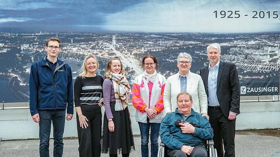 'Da d&uuml;rfen wir eh nicht rein', war sich Fahrgast Bernd G. sicher. Doch bei seinem alten Arbeitgeber, der Firma Zausinger, bereiteten ihm Personalchefin Mladenka Covic (2.v.l.) und Mitarbeiterin Marina Scheller (3.v.l.) einen exklusiven Empfang. Mit ihm freuten sich seine Lebensgef&auml;hrtin Tilla S. (hinter ihm), deren Neffe Jens D. (r.), Physiotherapeutin Ingrid Metschl und Rettungssanit&auml;ter Louis Pscheidt.